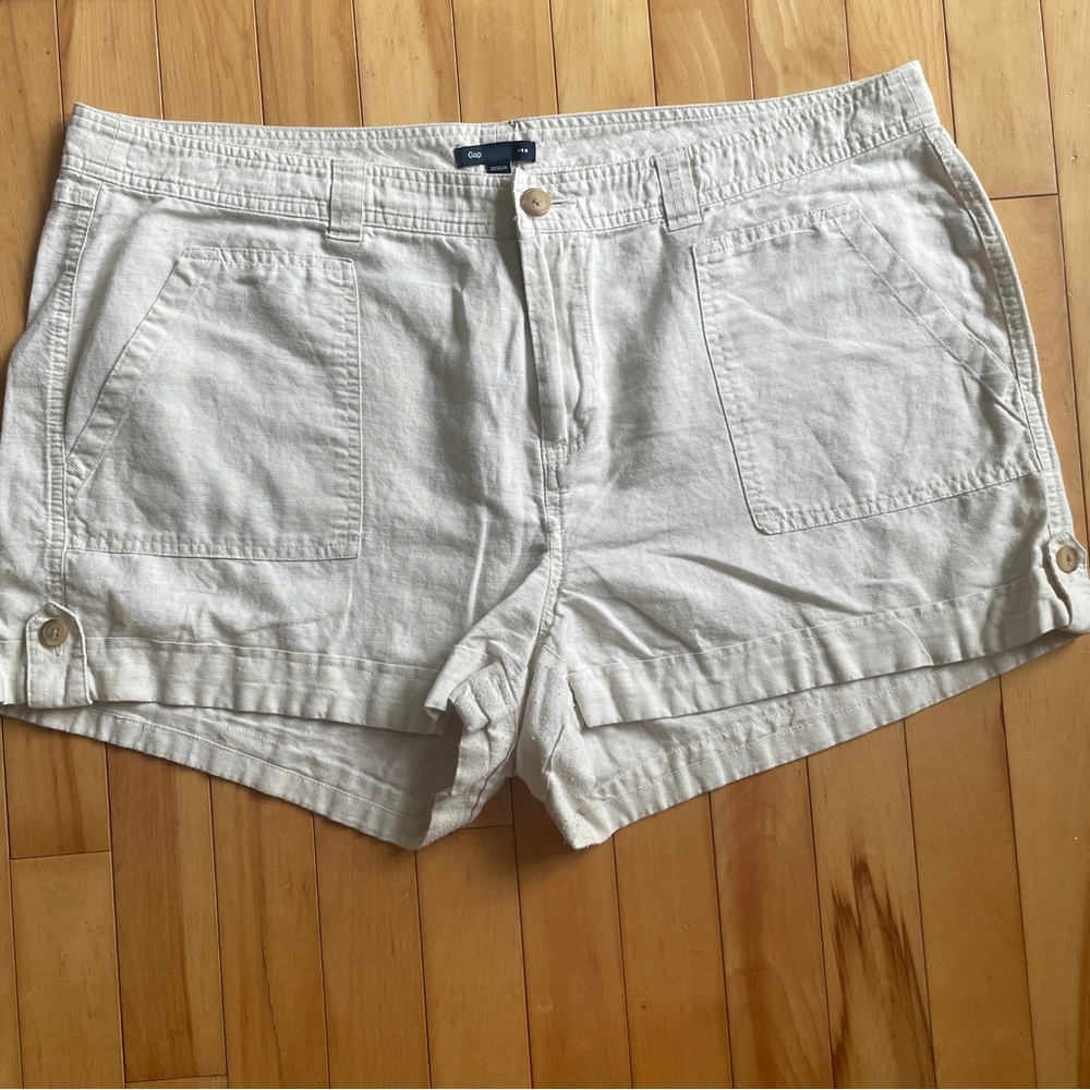 GAP Women's Tan Cargo Shorts